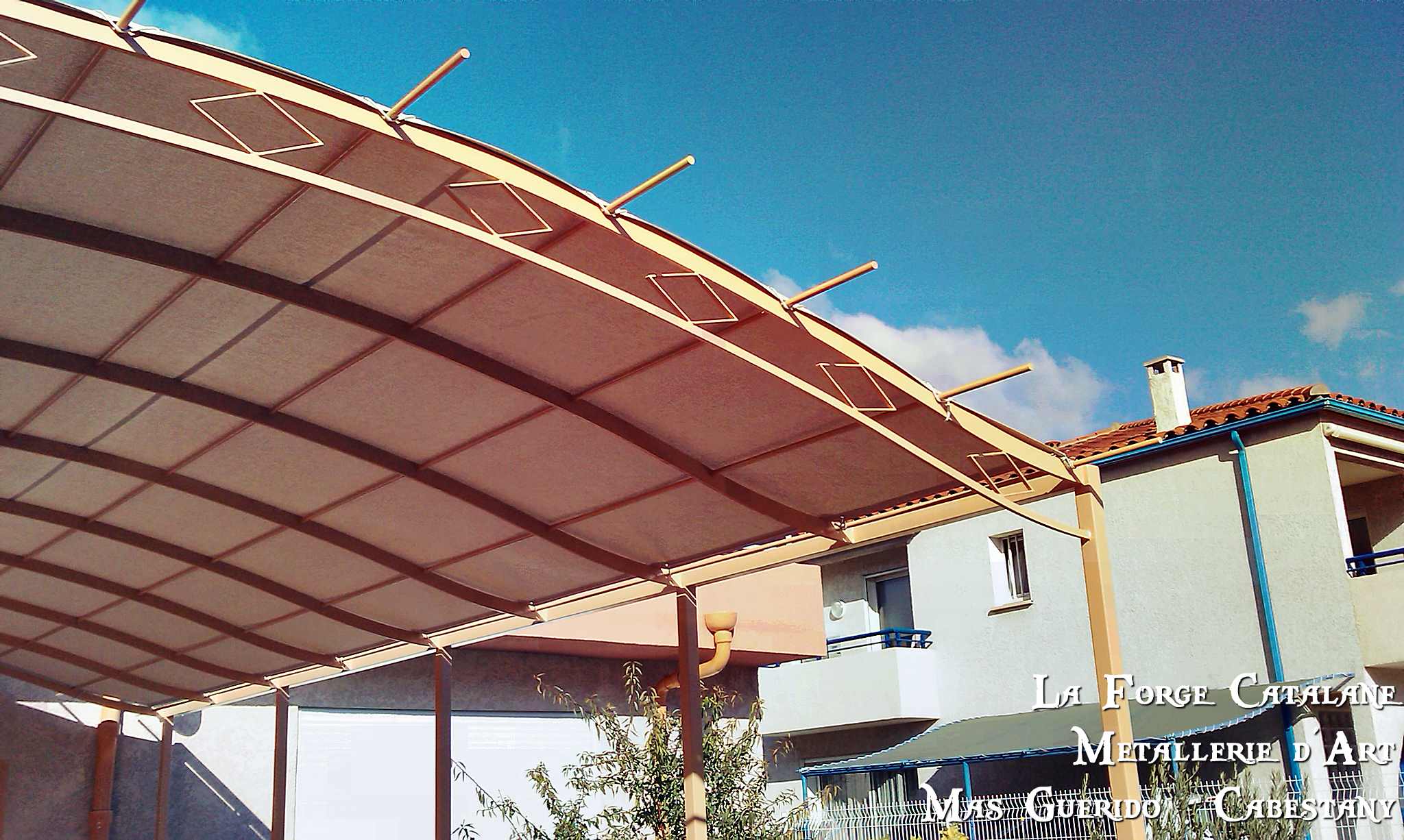 pergola  frise avec losanges et bache soltis forge catalane.jpg